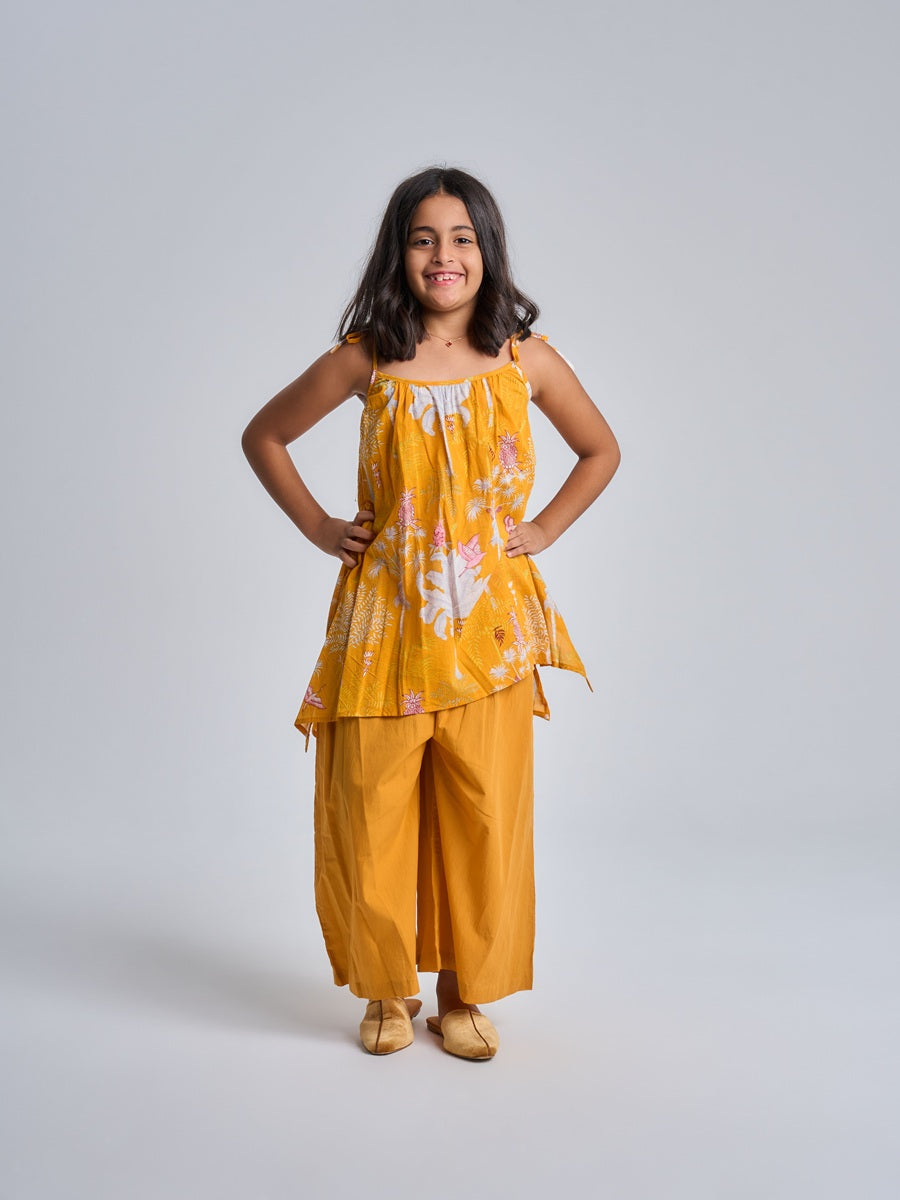 Kids 11- sleeveless +loose pants12C