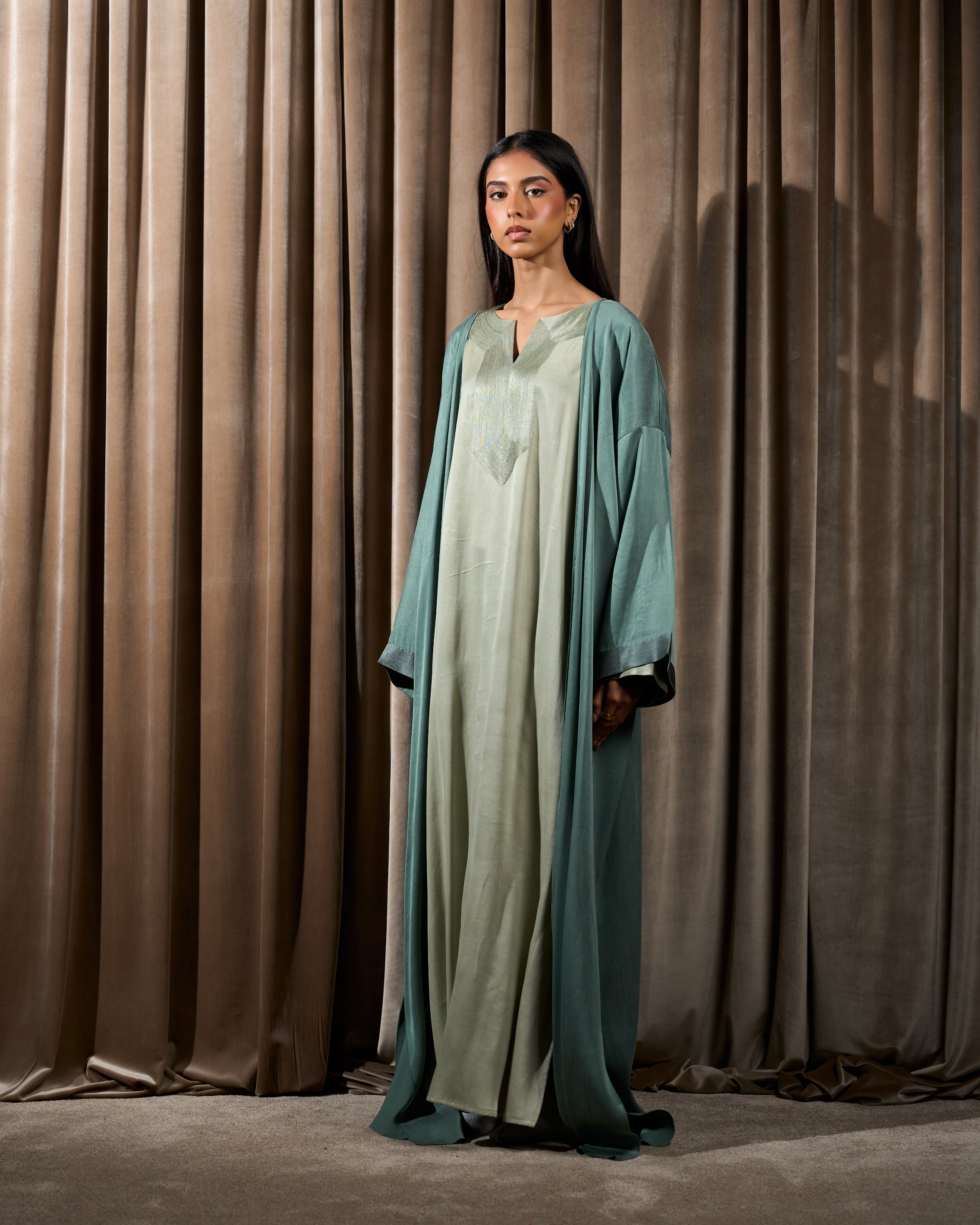 LONG OPEN BISHT WITH EMBROIDERED DRESS