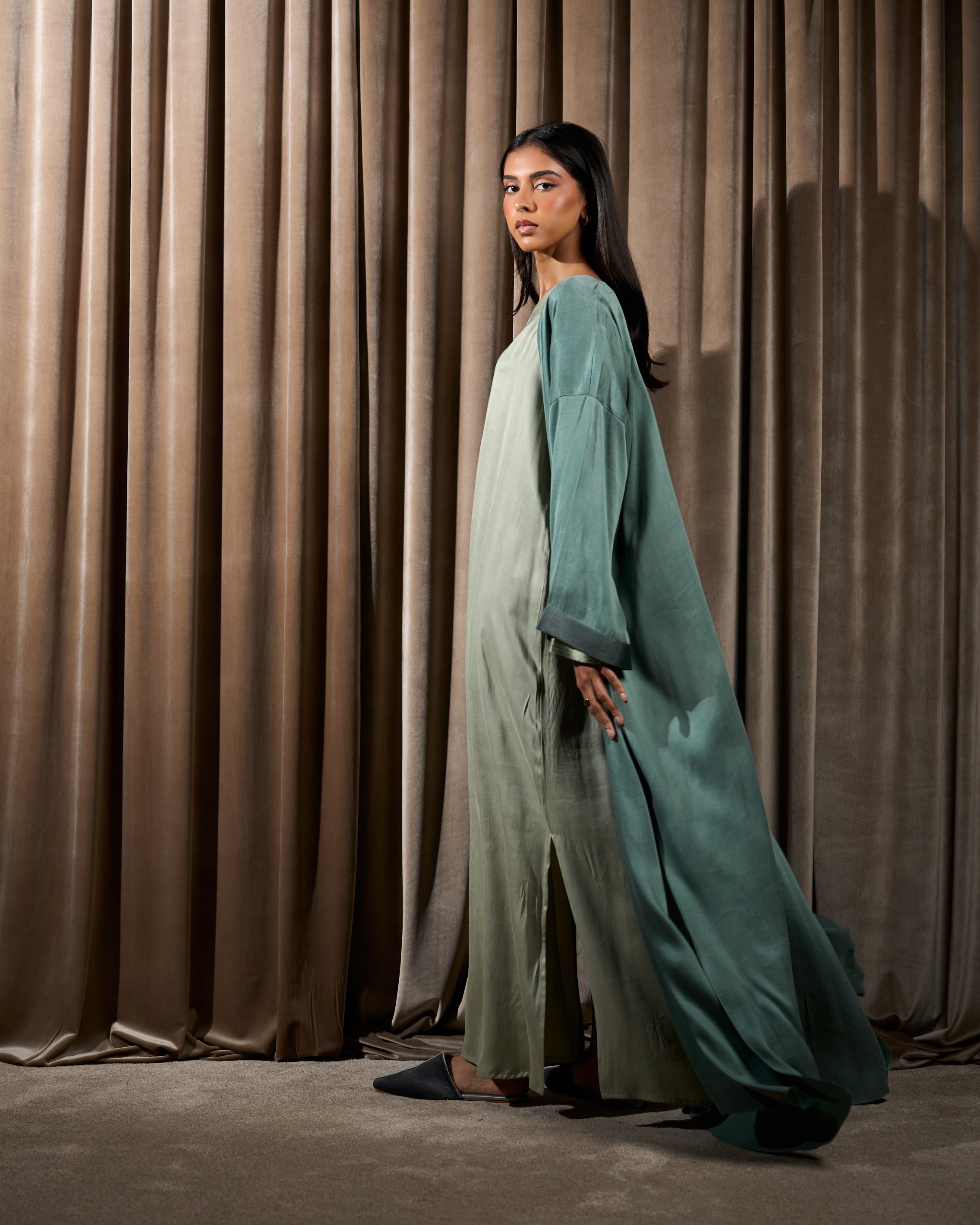 LONG OPEN BISHT WITH EMBROIDERED DRESS