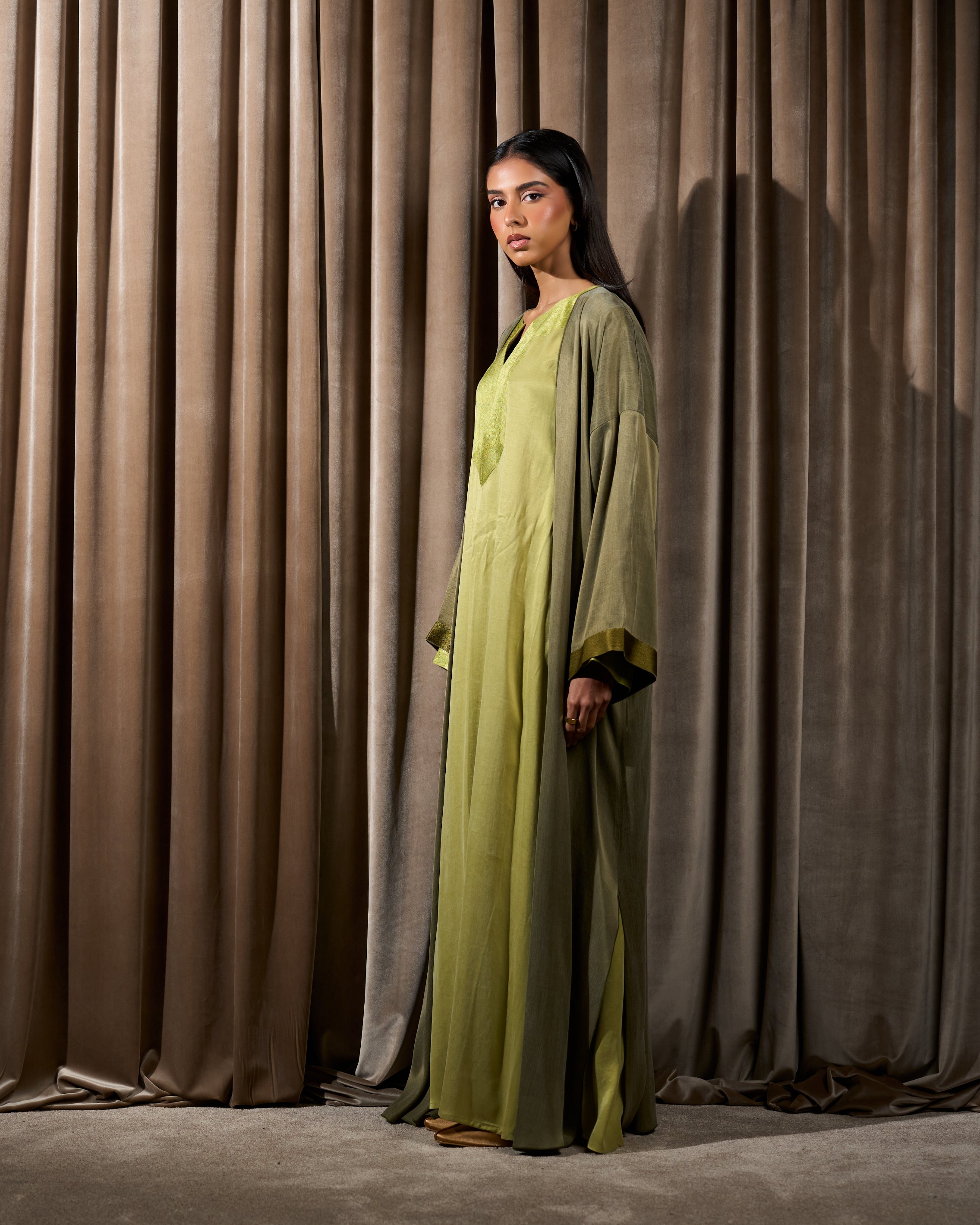 LONG OPEN BISHT WITH EMBROIDERED DRESS