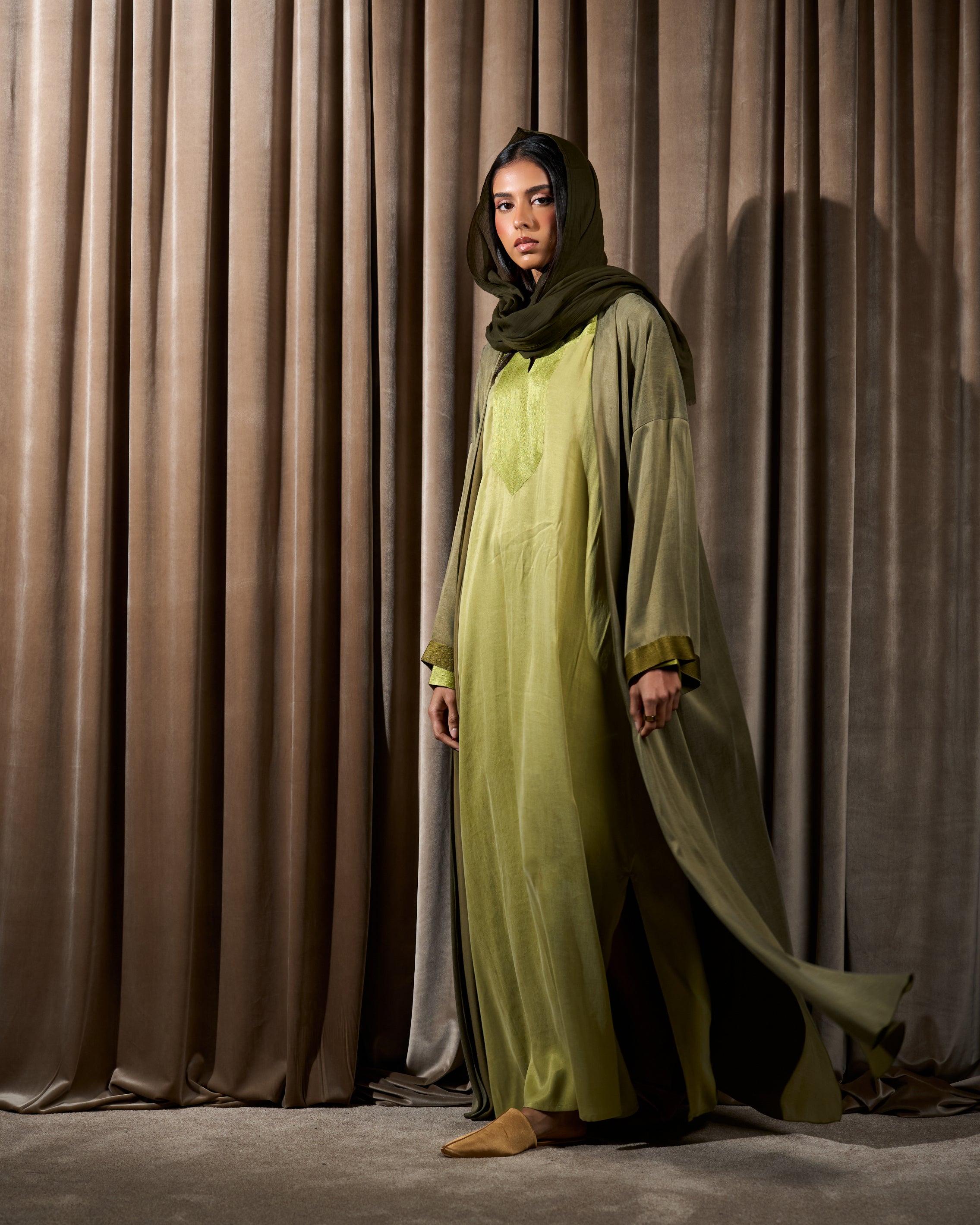 LONG OPEN BISHT WITH EMBROIDERED DRESS