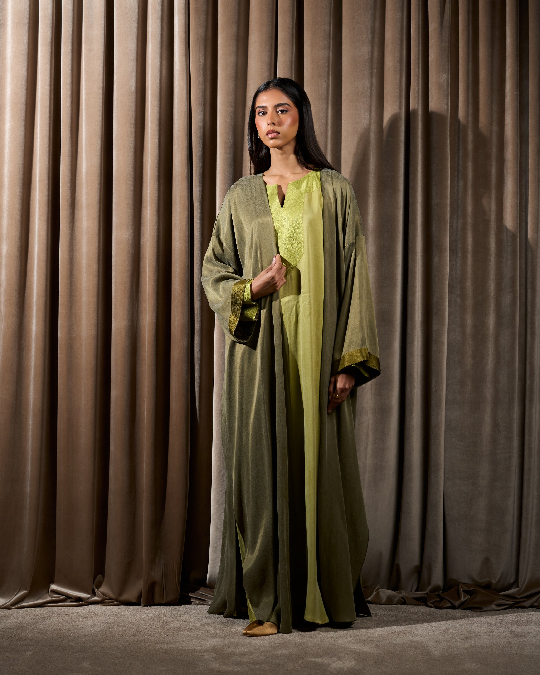 LONG OPEN BISHT WITH EMBROIDERED DRESS