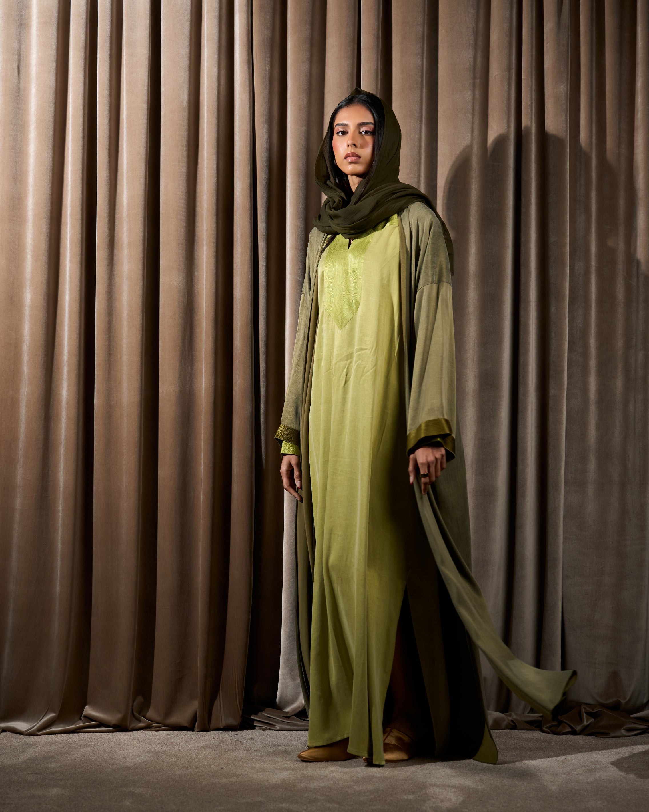 LONG OPEN BISHT WITH EMBROIDERED DRESS