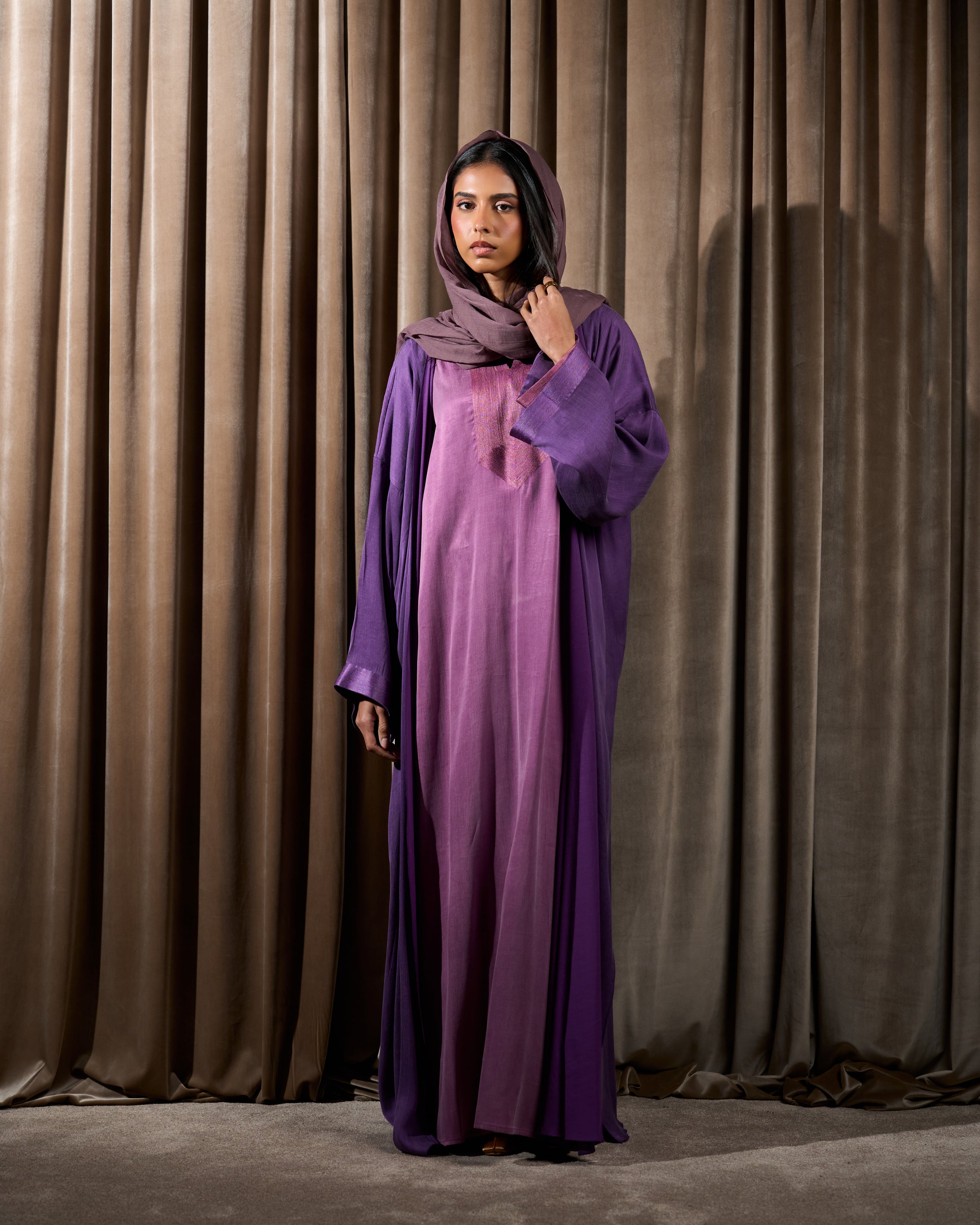 LONG OPEN BISHT WITH EMBROIDERED DRESS