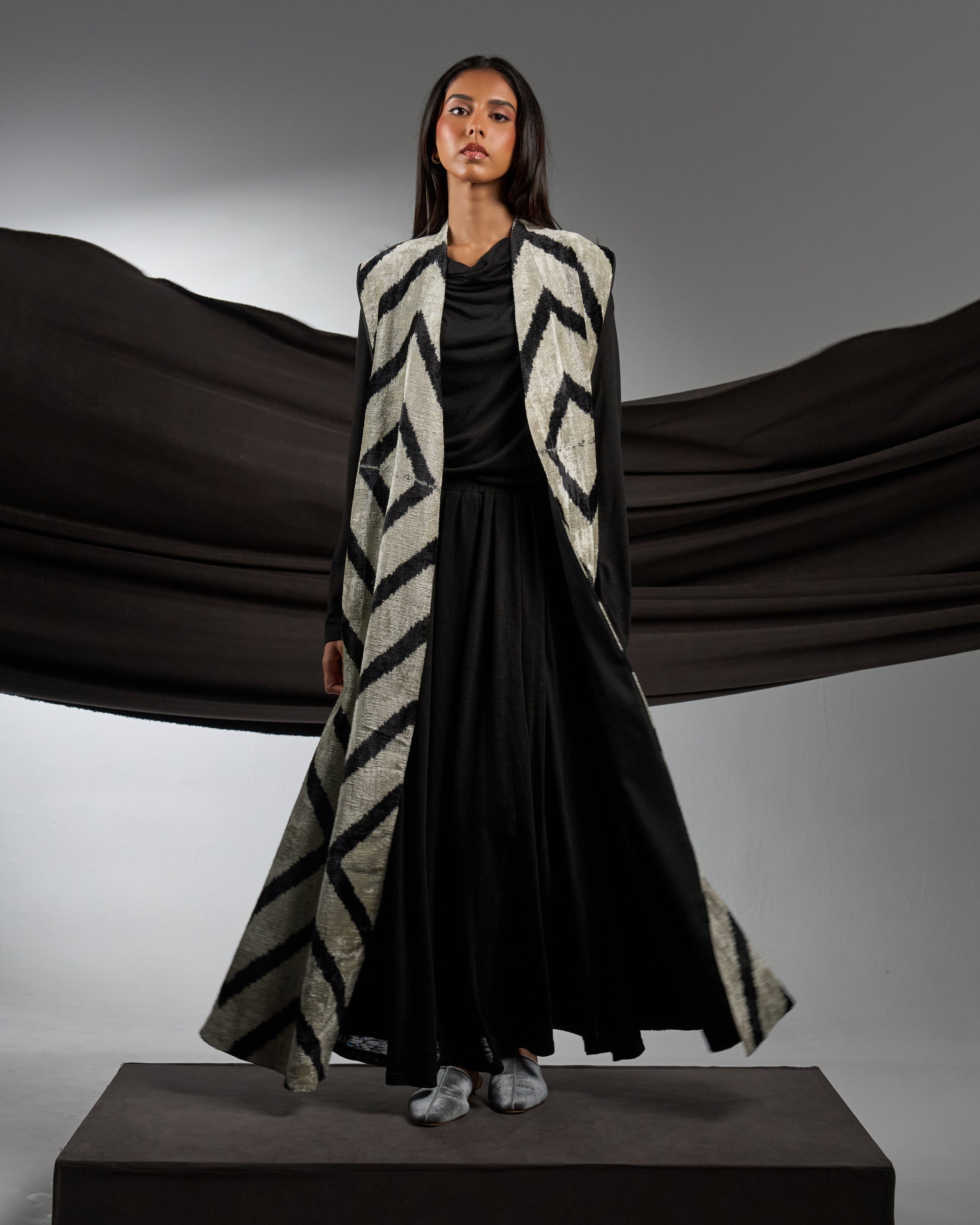 SLEEVELESS SILK VELVET BISHT