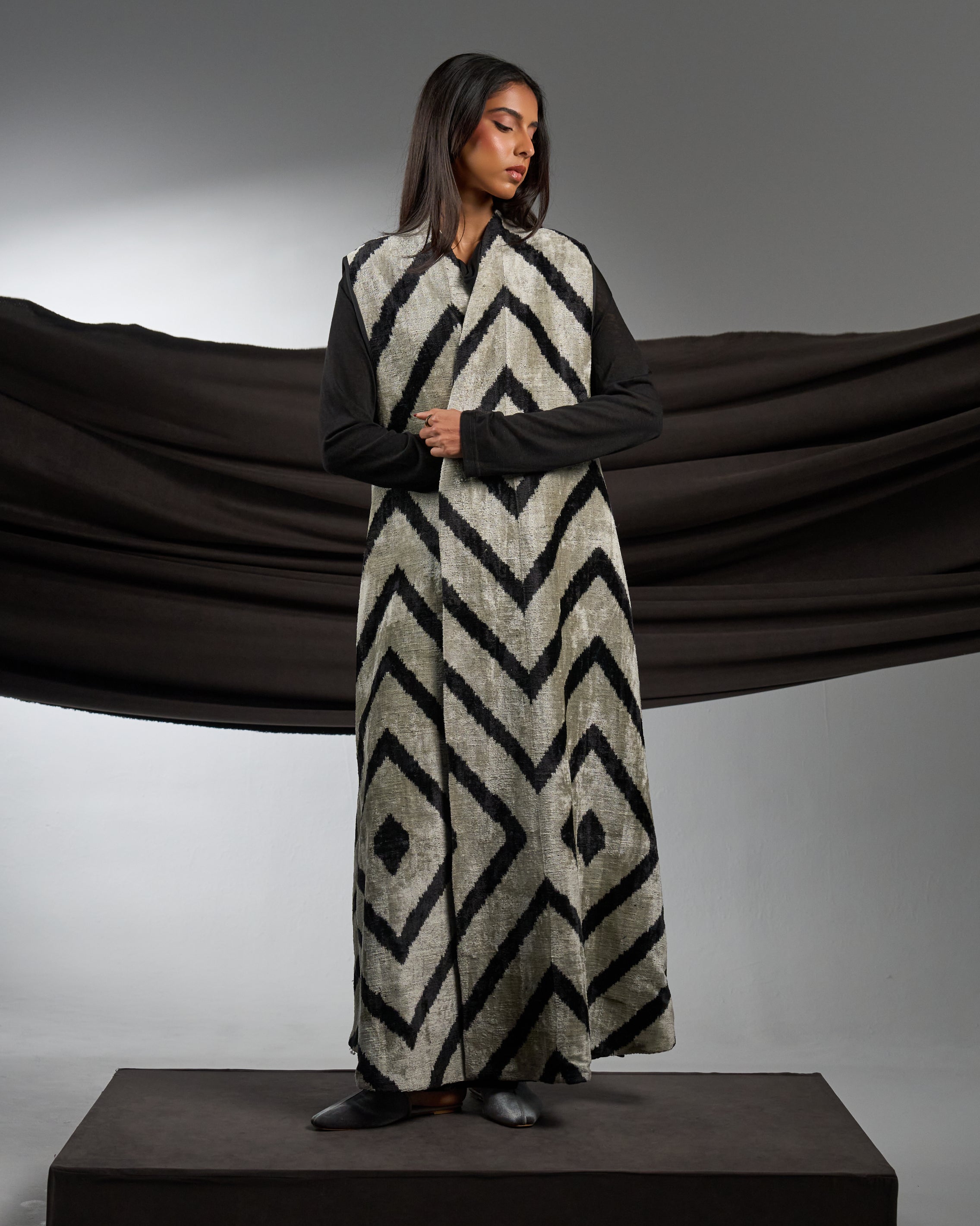 SLEEVELESS SILK VELVET BISHT