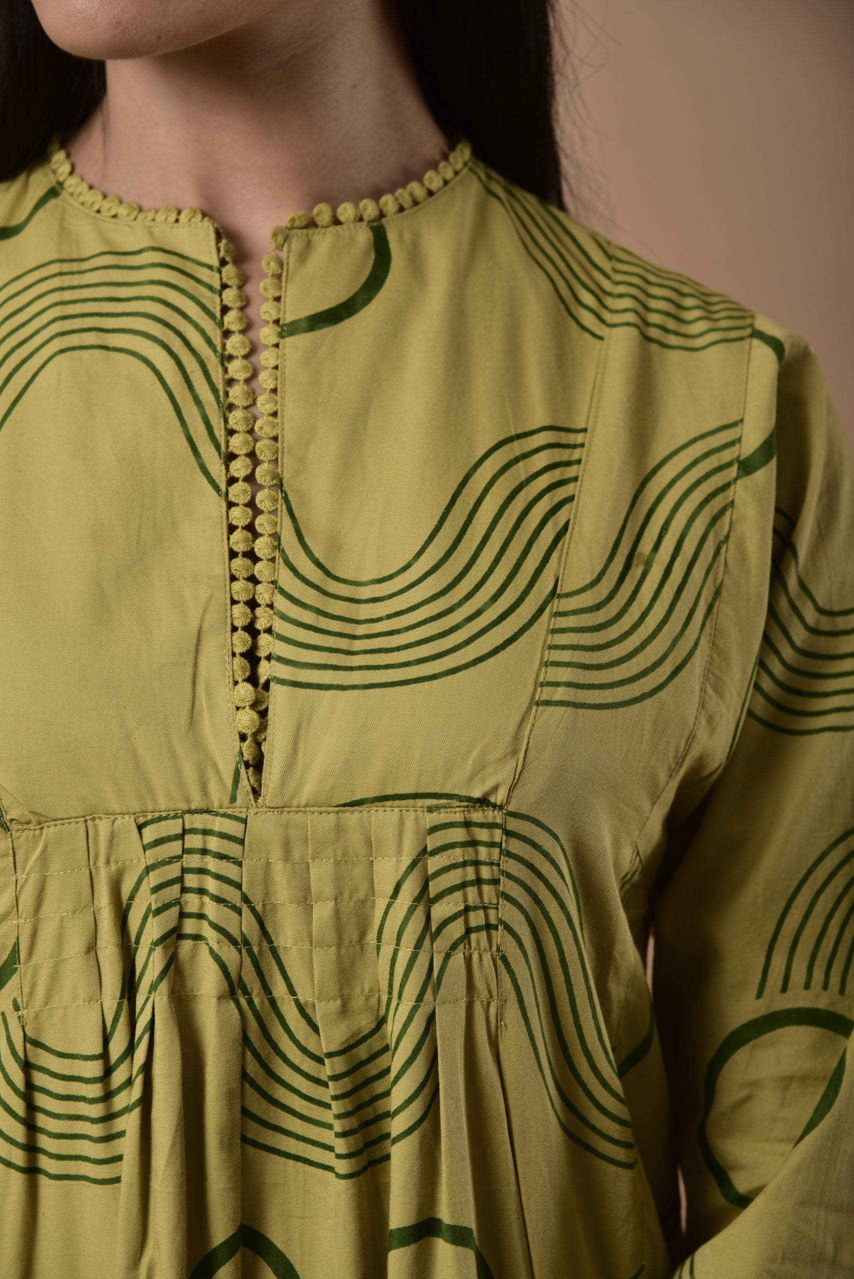 PLEATED WITH LACE DRESS OLIVE WAVES