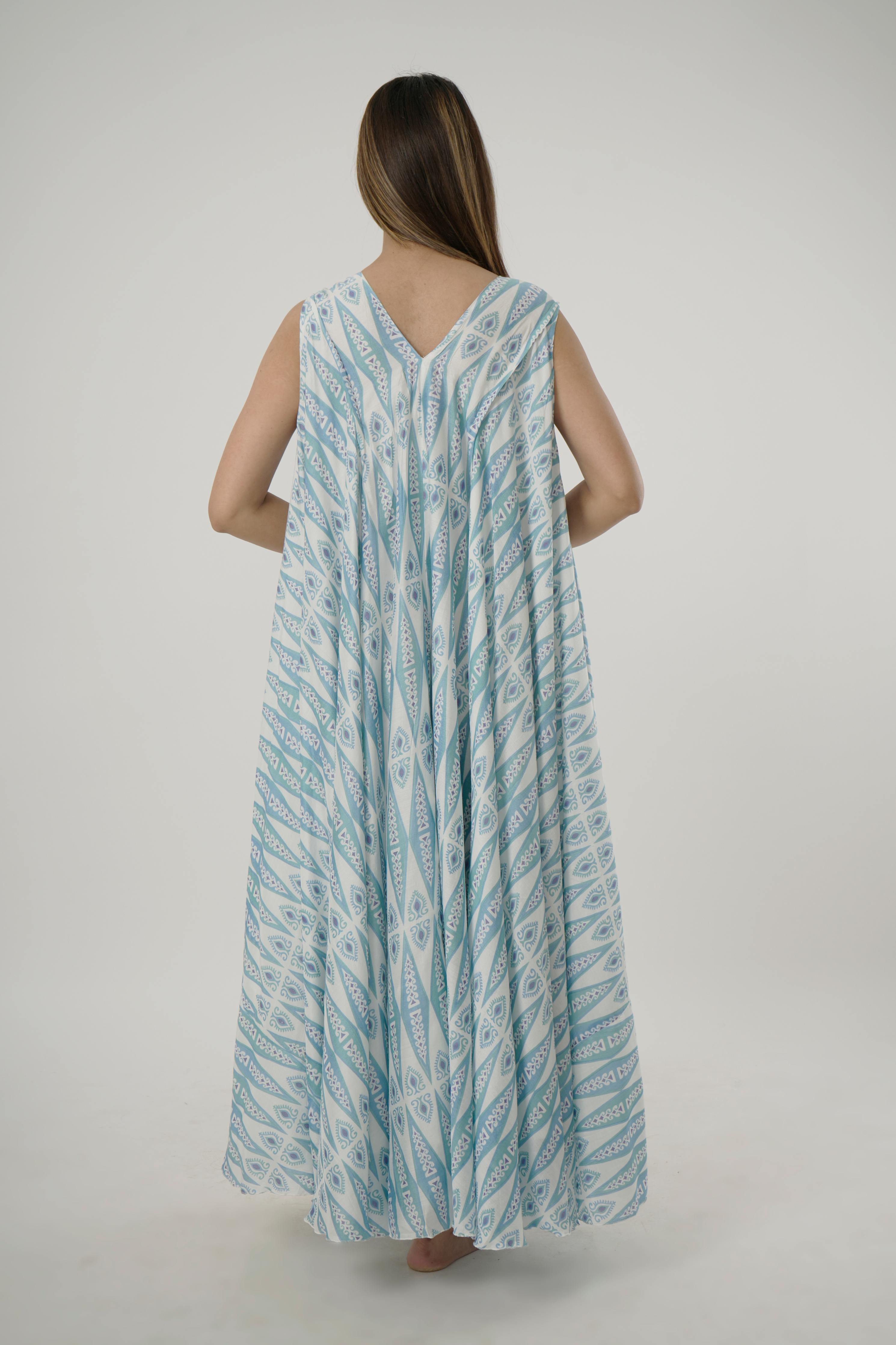 2 Vneck sleeveless 14B