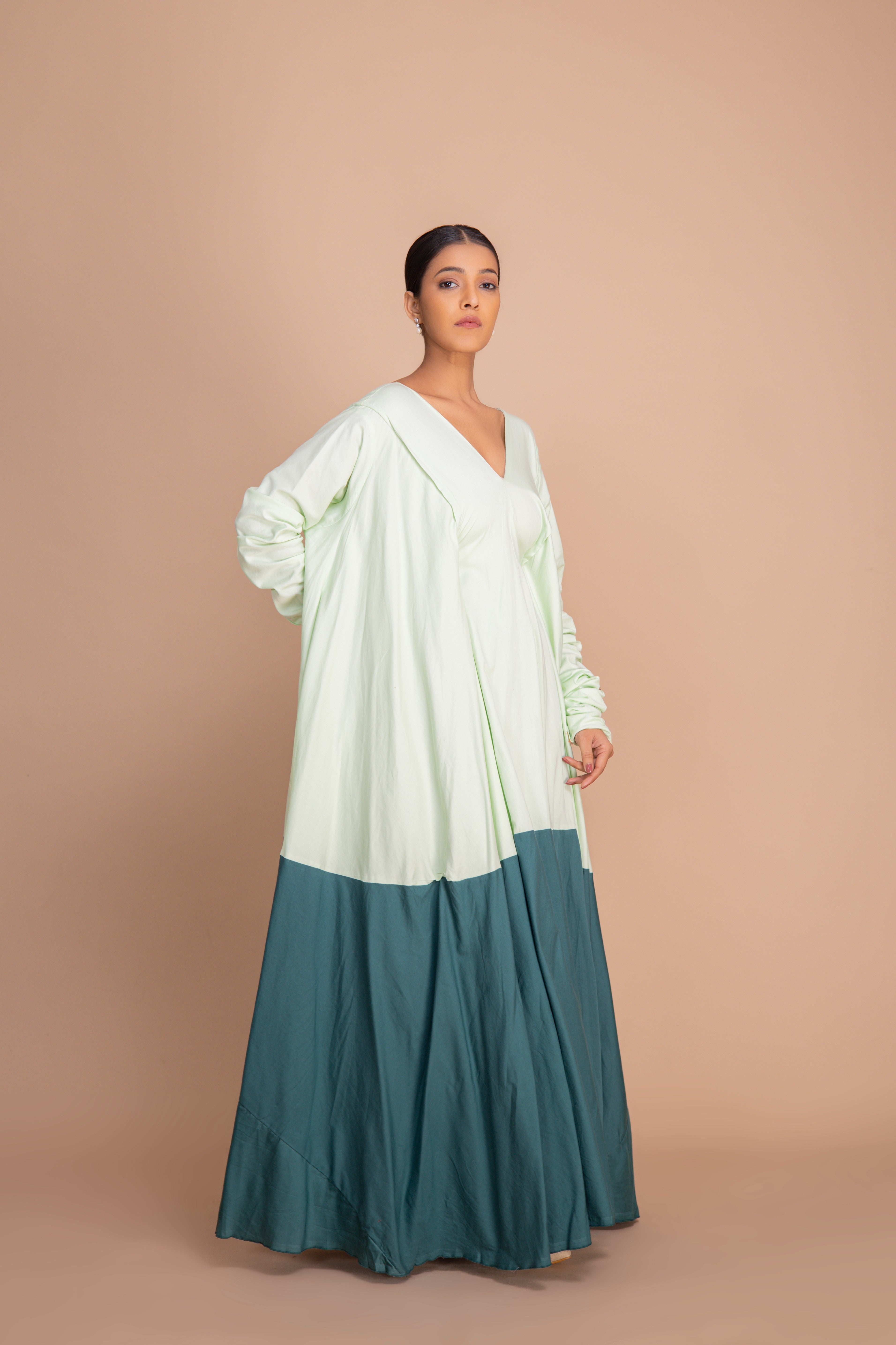 1 VNECK SPRAY/ANTIQUE GREEN PERSIAN