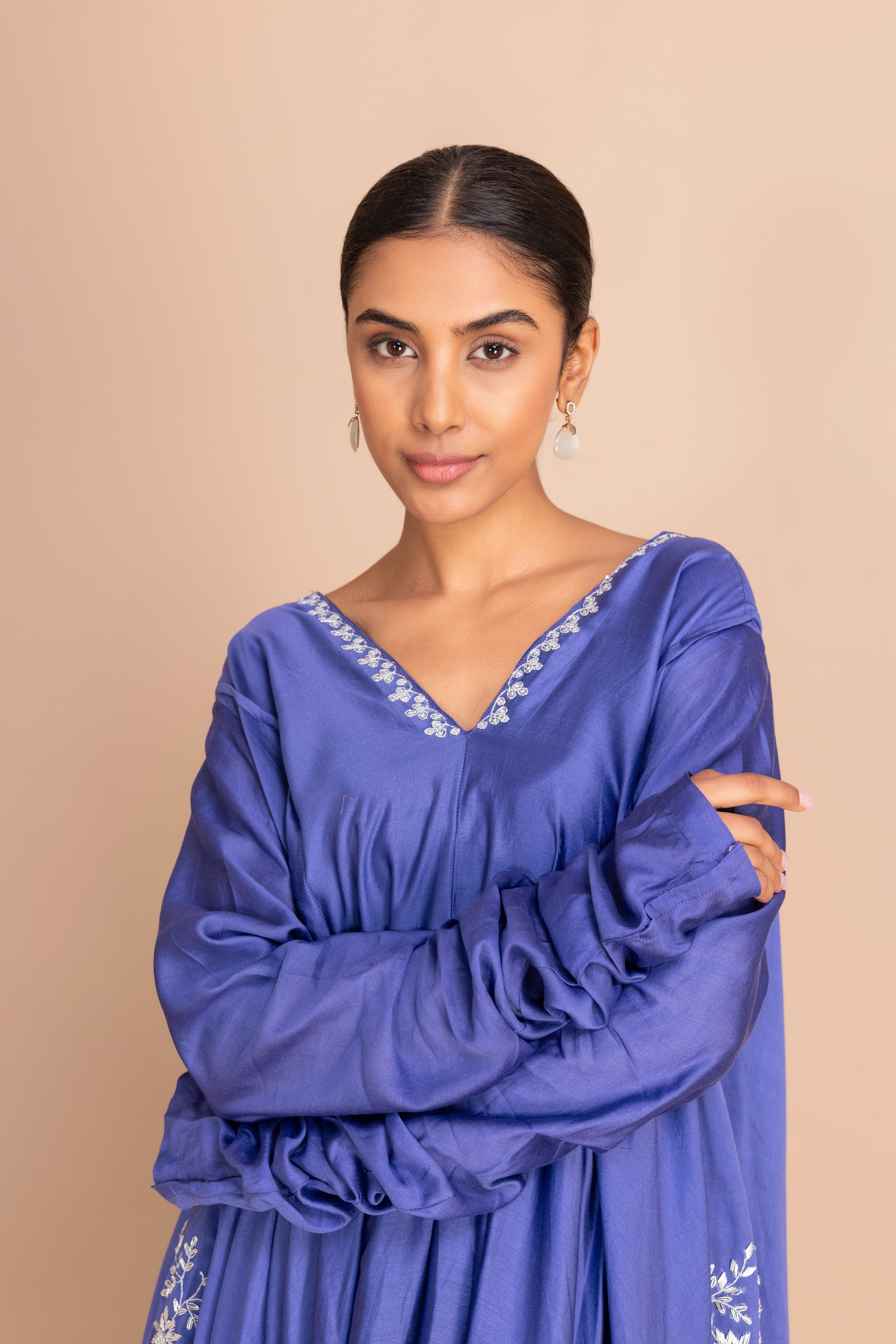 EMBROIDERY 1VNECK SURF THE WEB PERSIAN