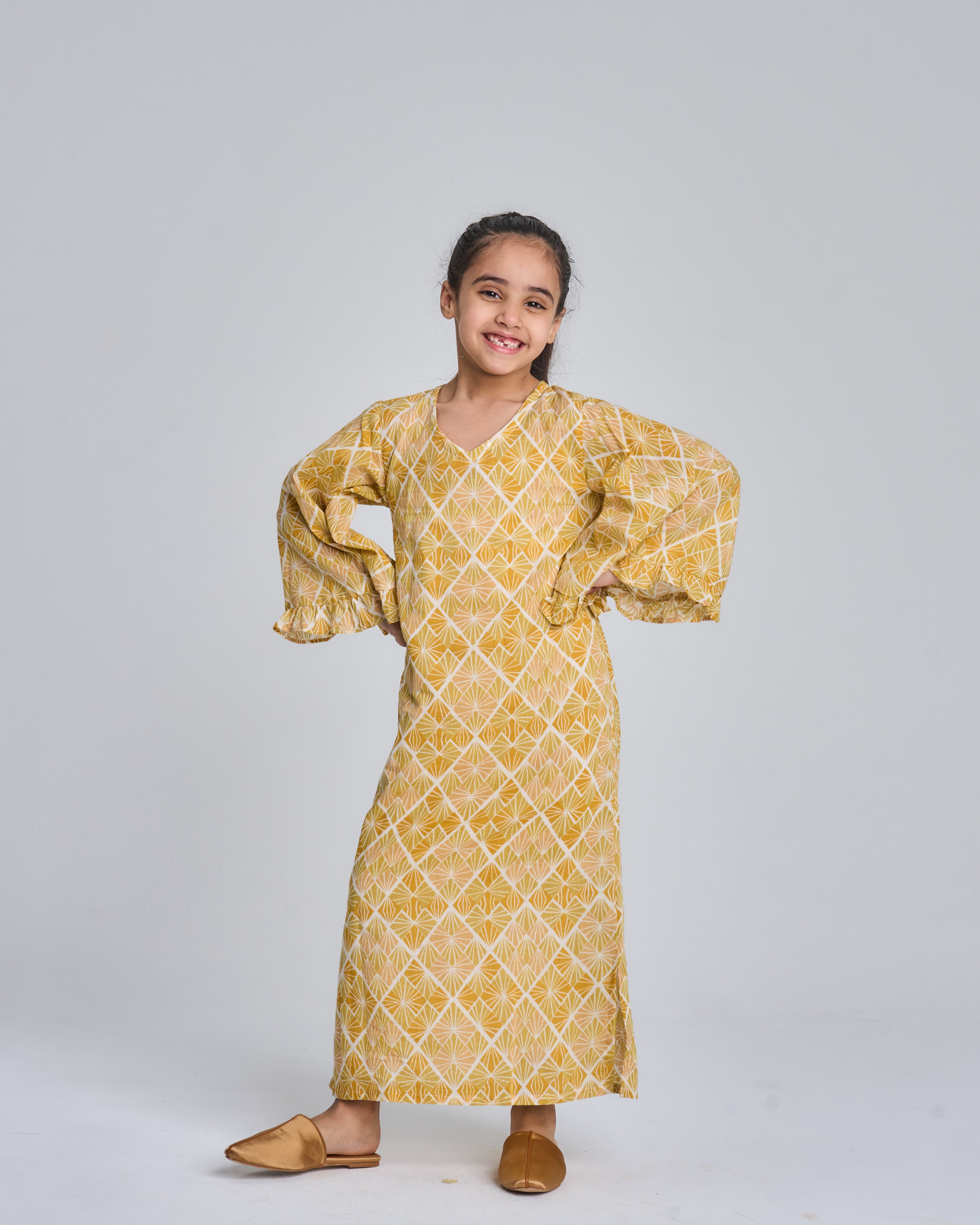 Kids 5 Wide Ruffles 7A SAHARA