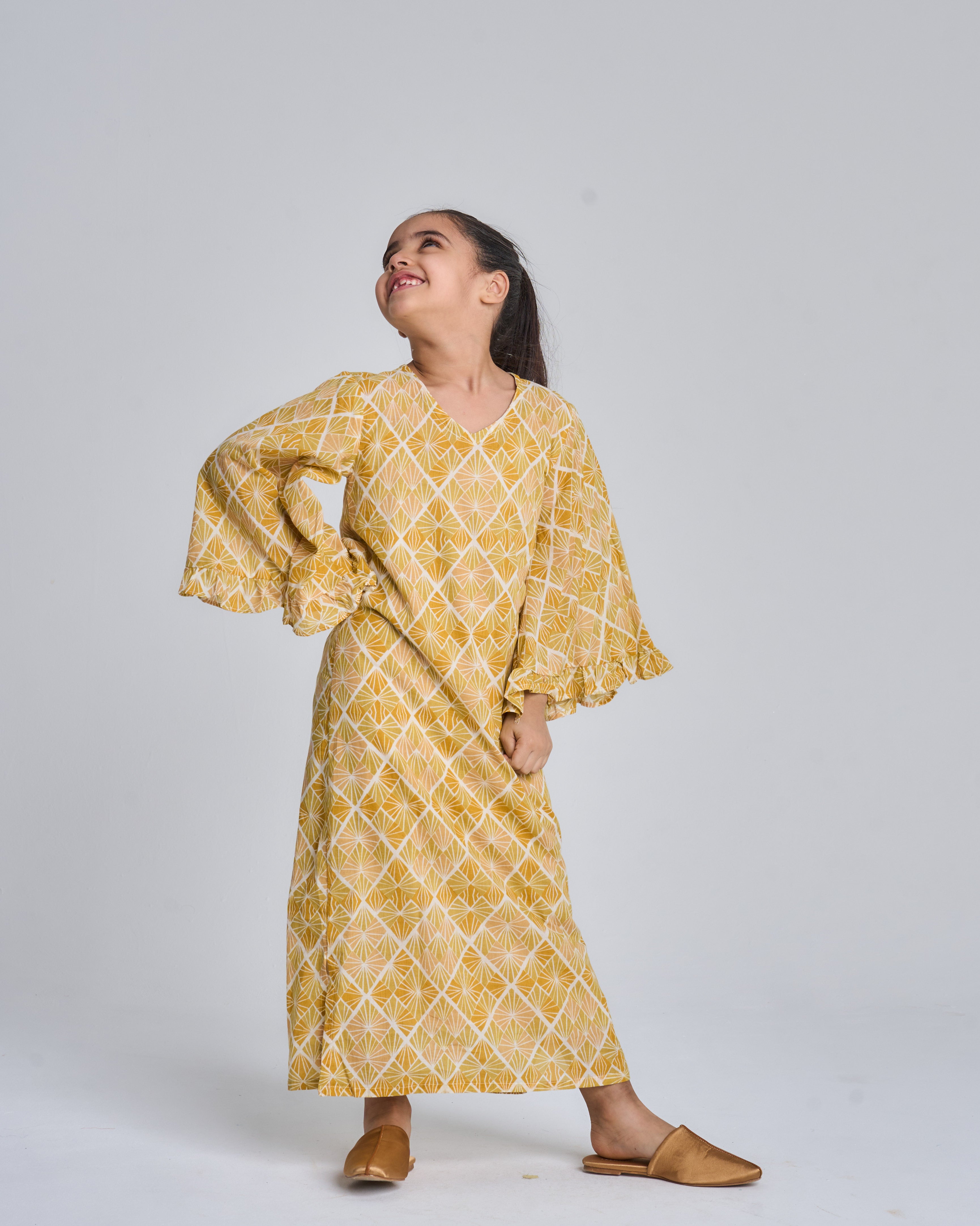 Kids 5 Wide Ruffles 7A SAHARA