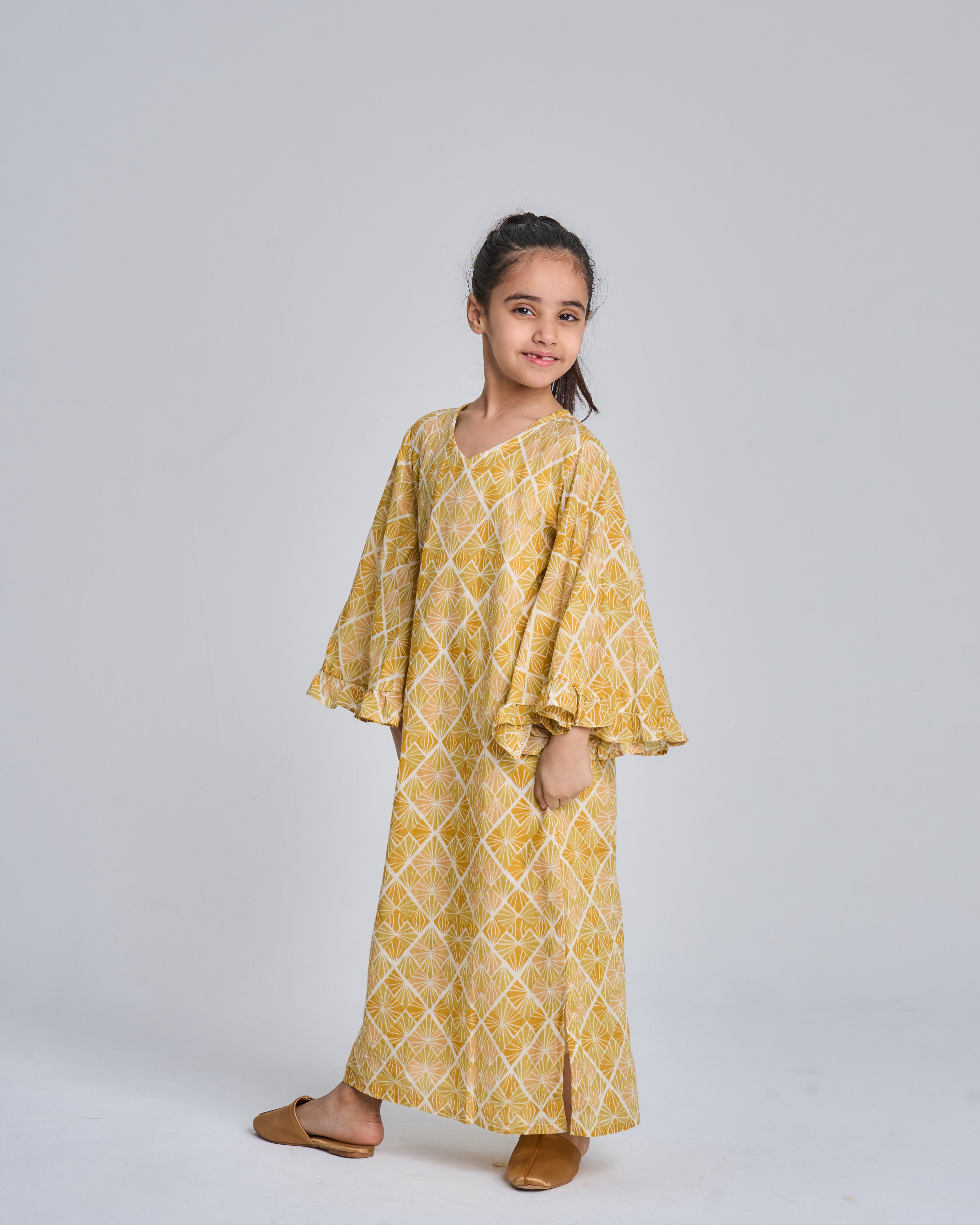 Kids 5 Wide Ruffles 7A SAHARA