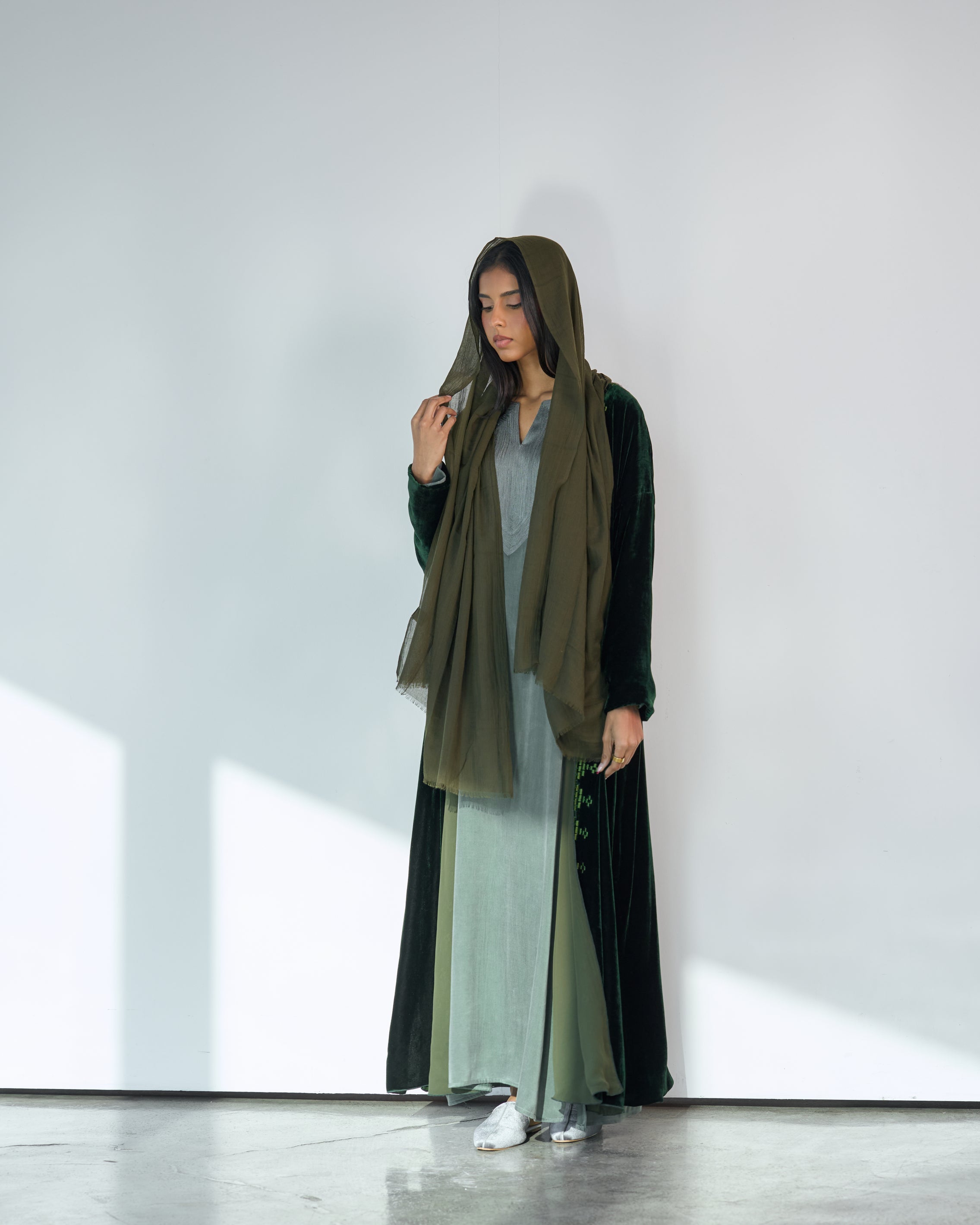 EMBROIDERED VELVET BISHT SET