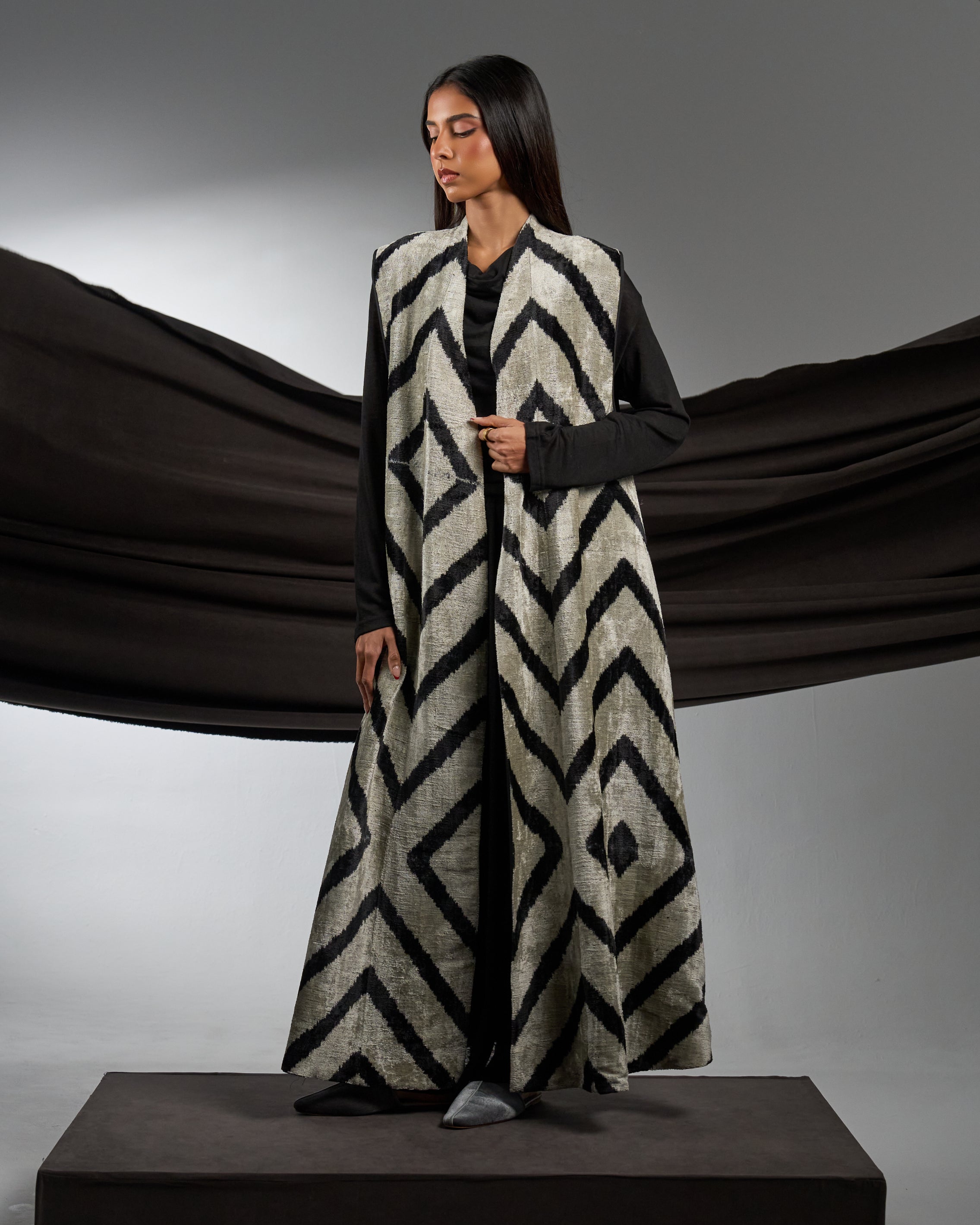 SLEEVELESS SILK VELVET BISHT