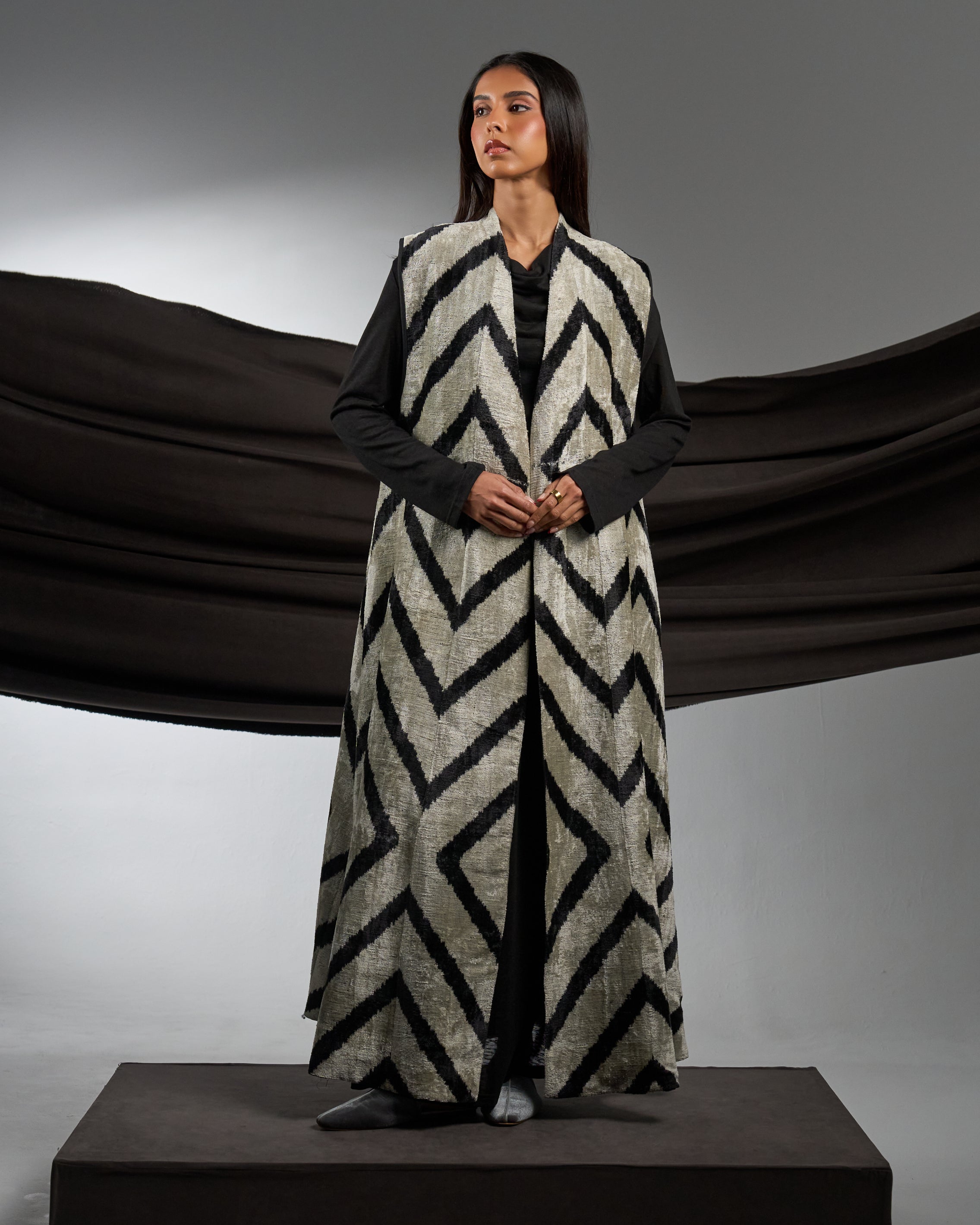 SLEEVELESS SILK VELVET BISHT